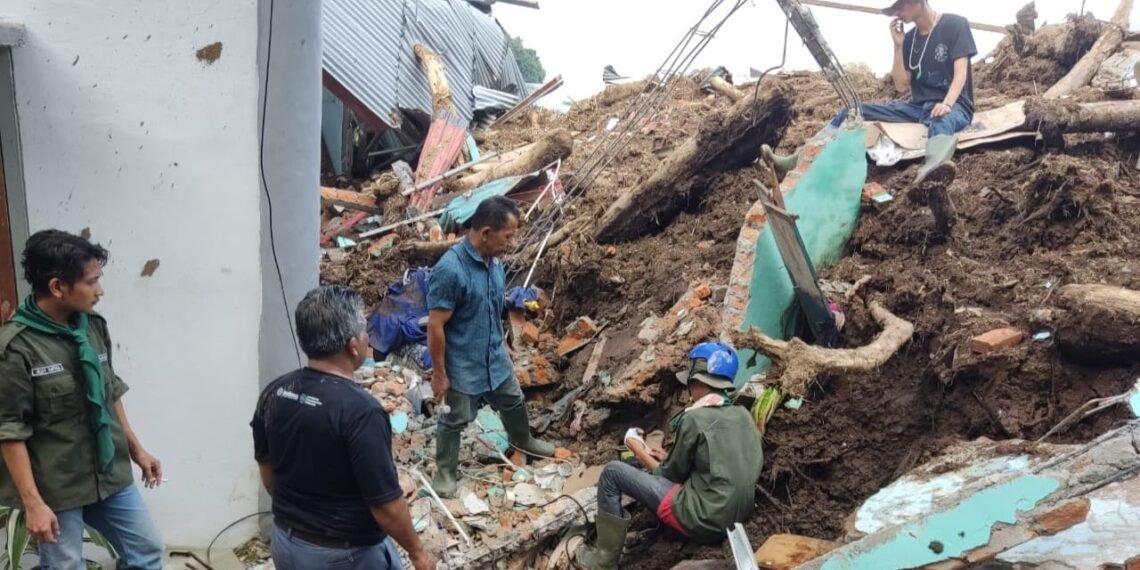 Salat Tetap Sah Meski Pakaian Terkena Najis dan Kotor dalam Situasi Darurat Bencana