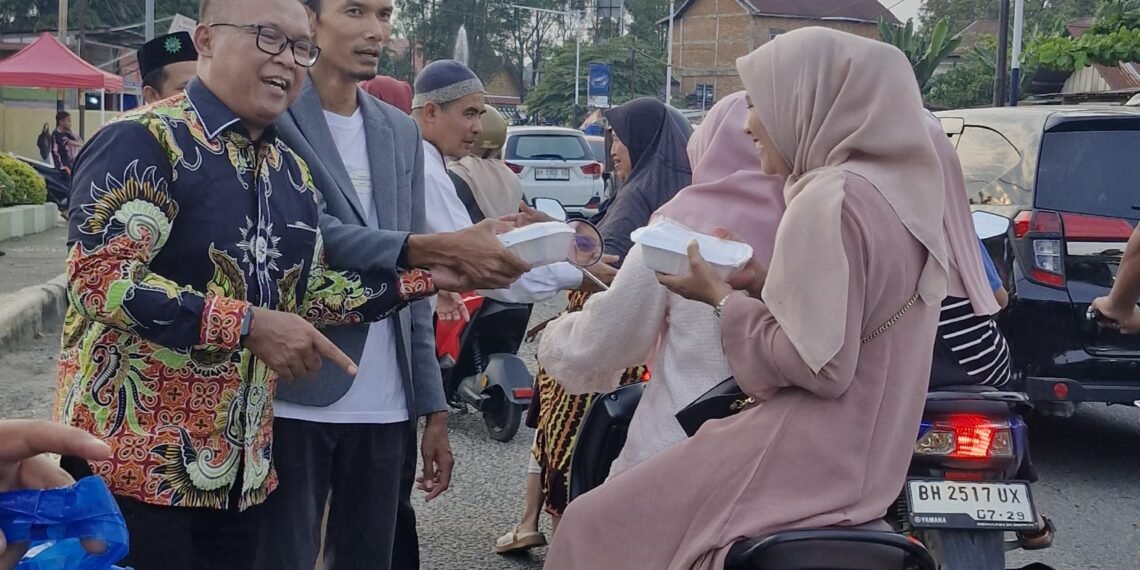 AMM Bungo Gelar Aksi Berbagi Ratusan Nasi Kotak, PWM Jambi dan Rektor UMMUBA Turut Hadir